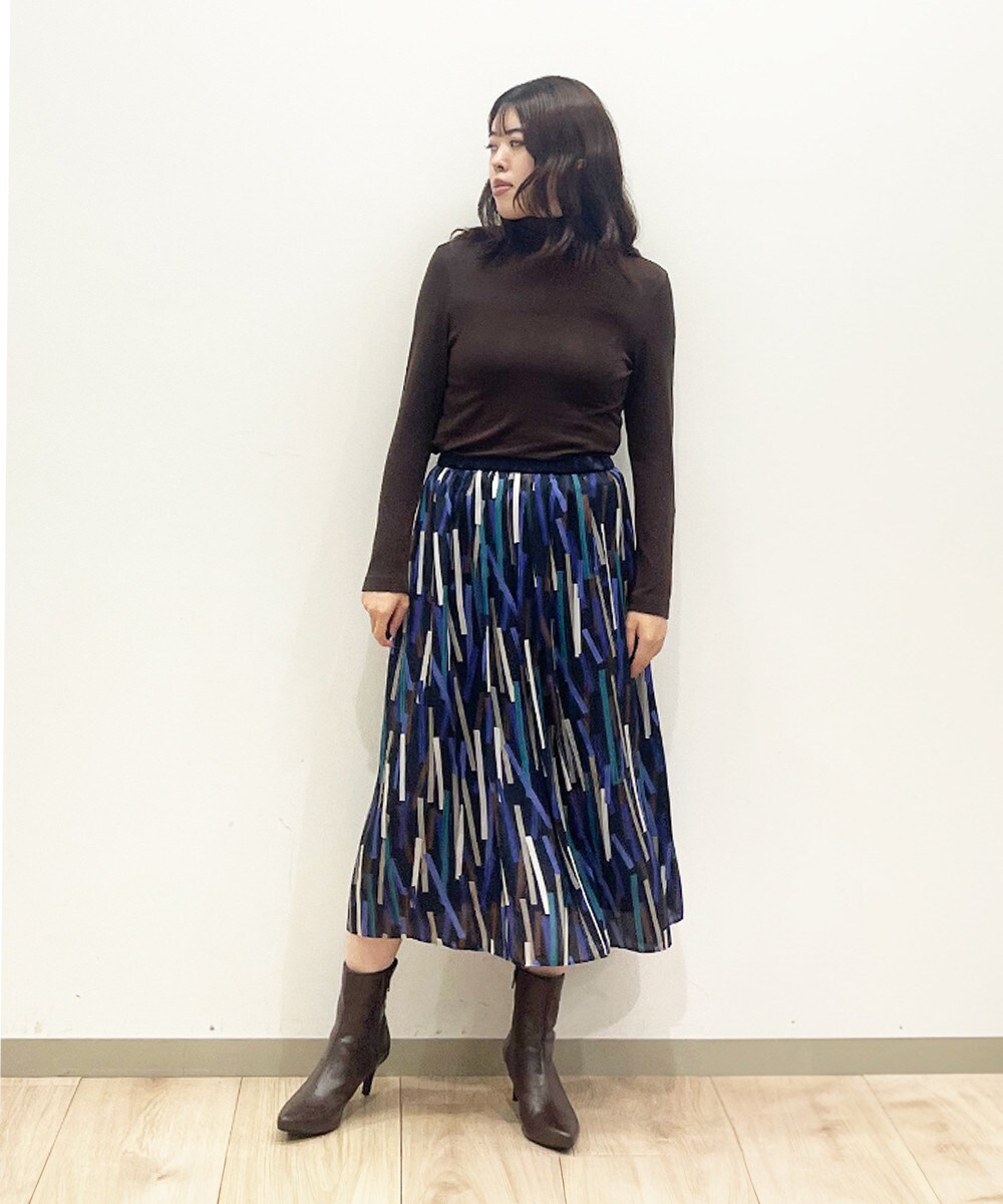 遊び心と上品さを両立させた大人の着こなし