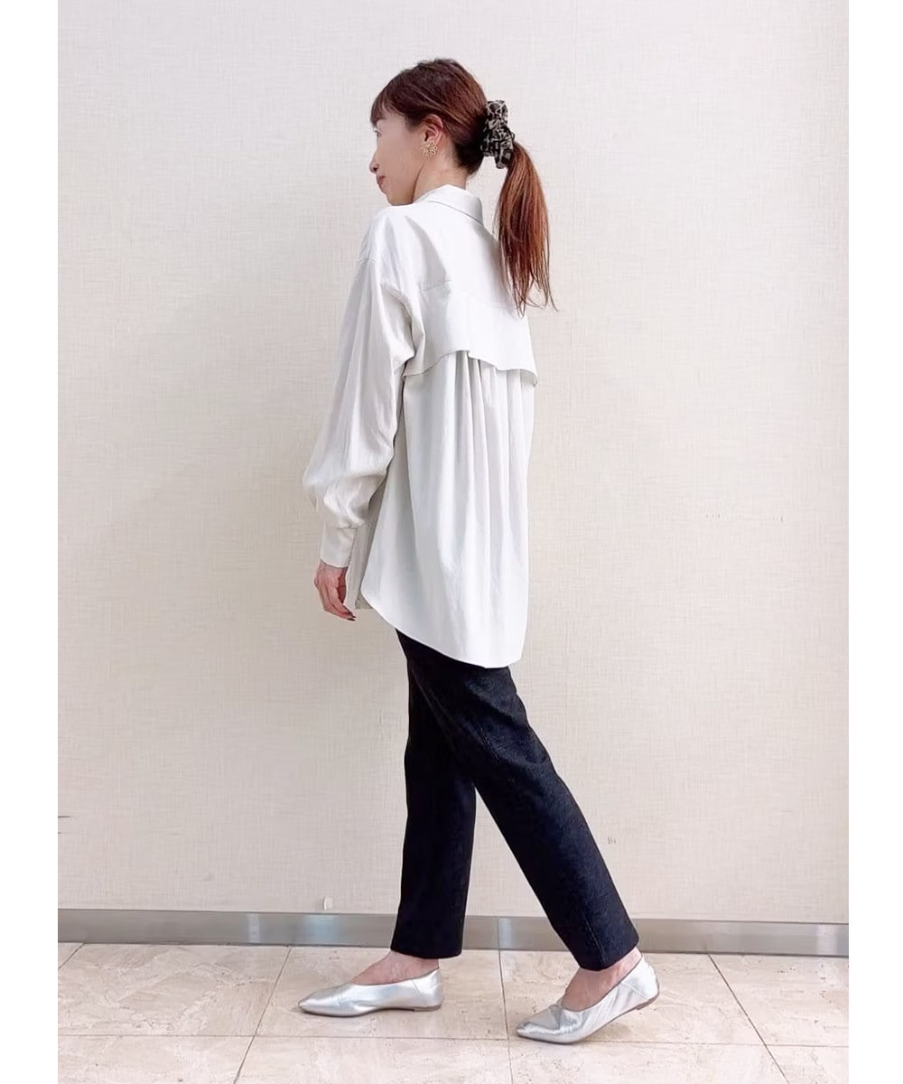 バックスタイルもおしゃれなブラウス