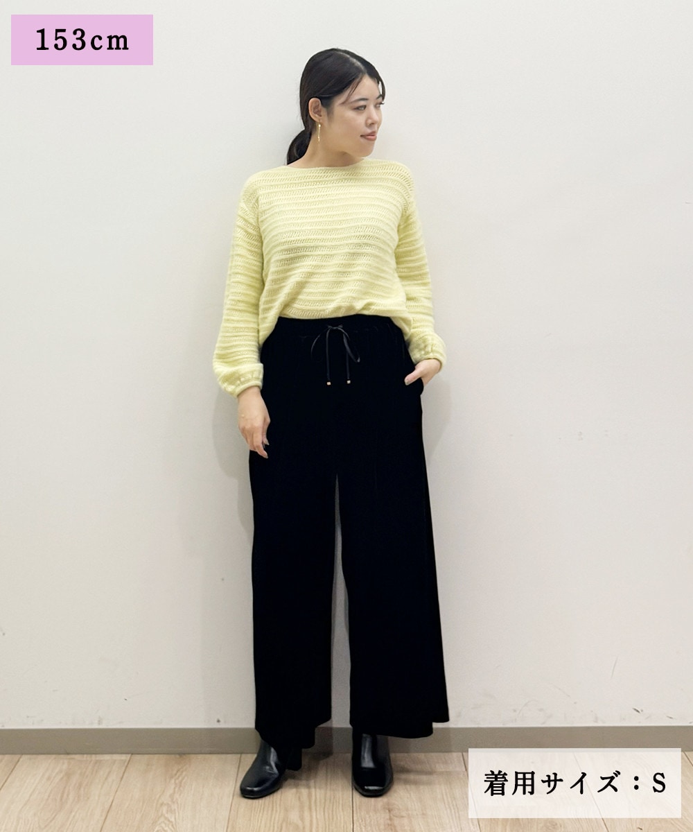 お仕事シーンにも活躍する華やぎニット