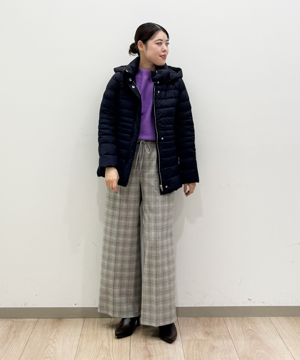 鮮やかパープルニットで魅せるコーデ