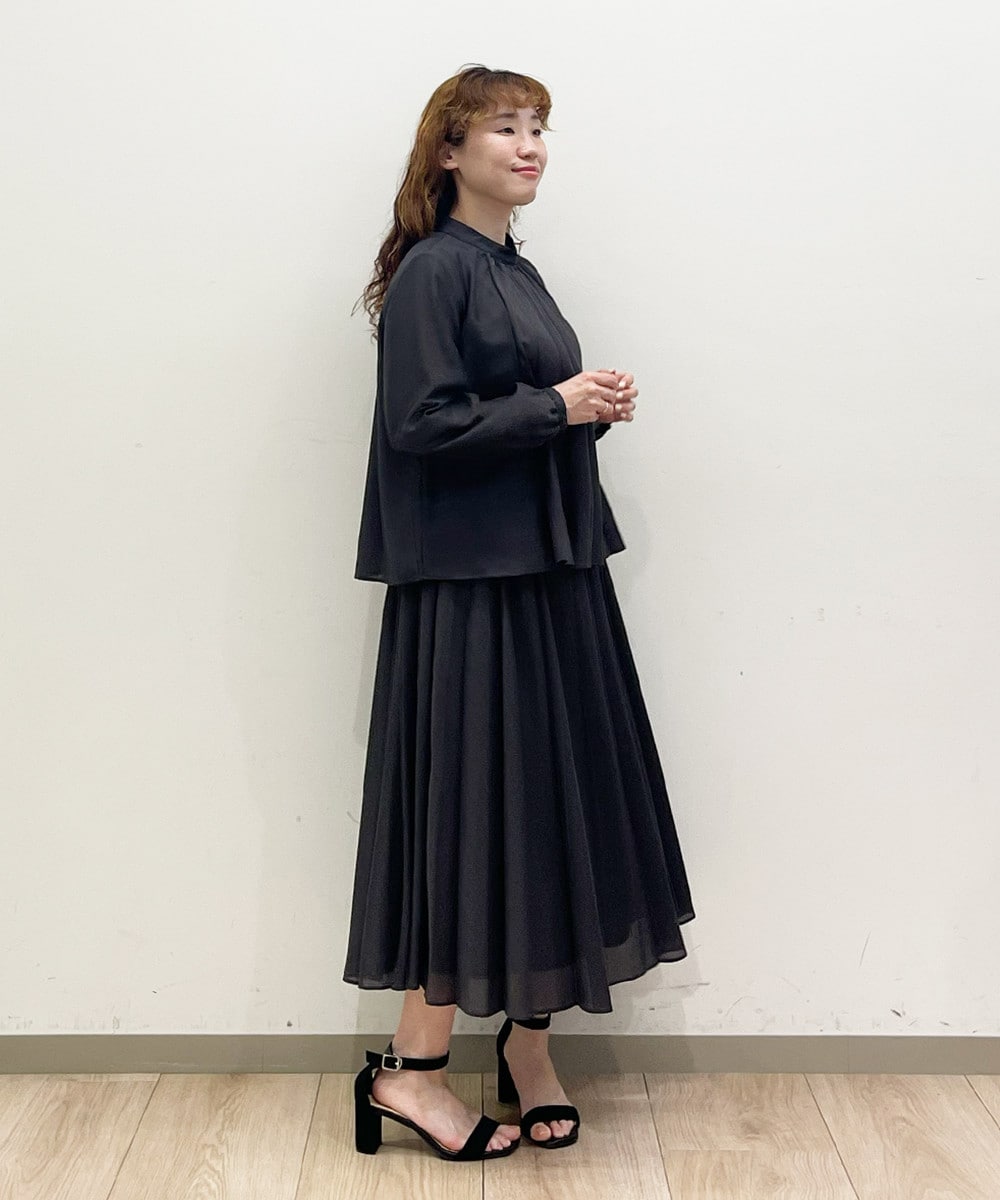 ふんわりと柔らかなドレープが大人上品