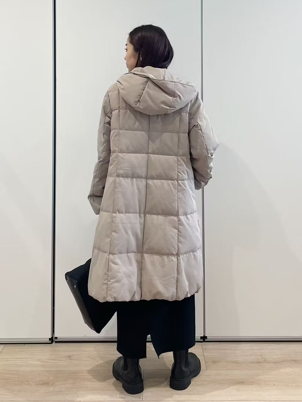 黒を引き立てる、抜け感モノトーン