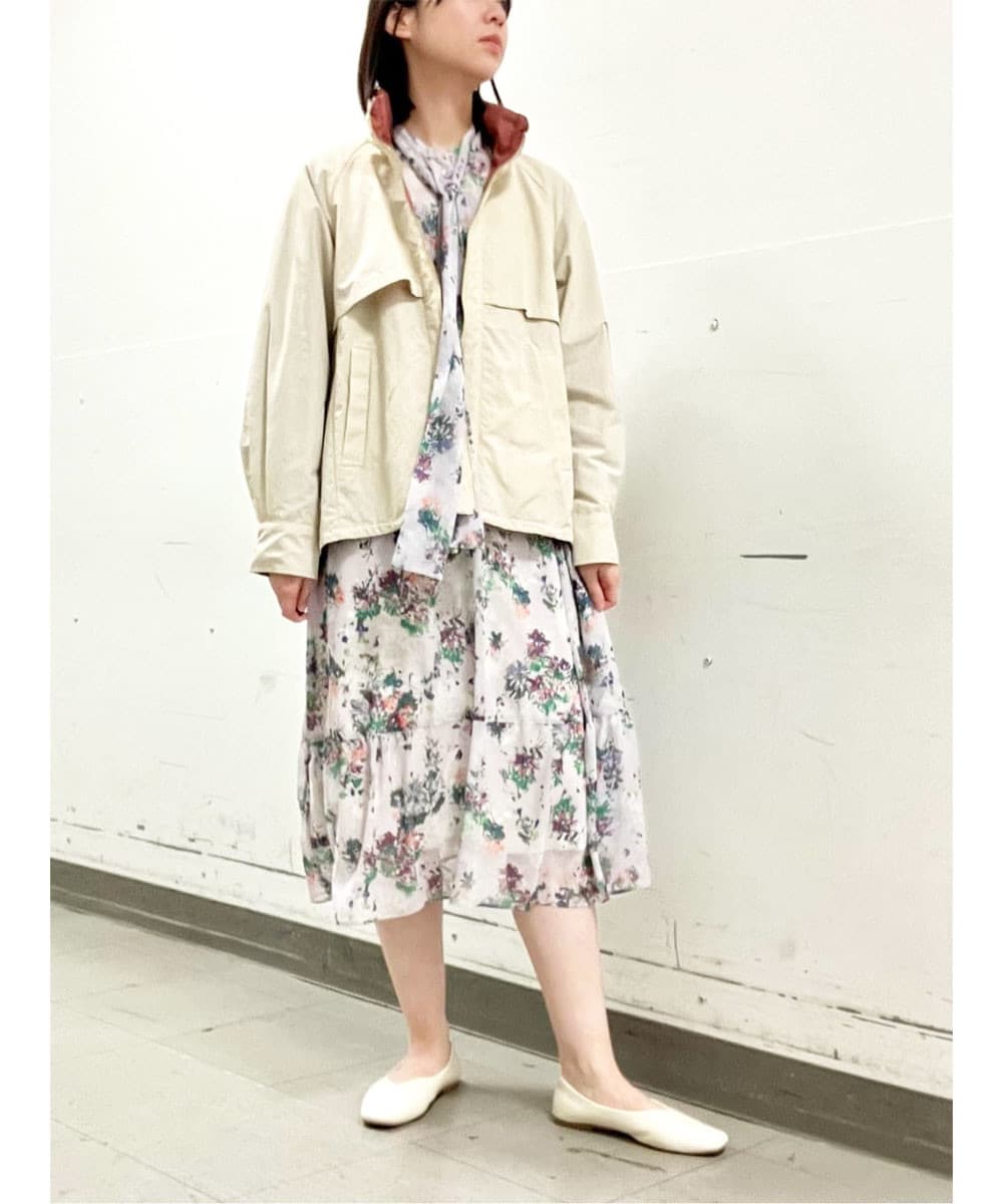 ベージュのリバーシグルブルゾンと花柄ワンピース