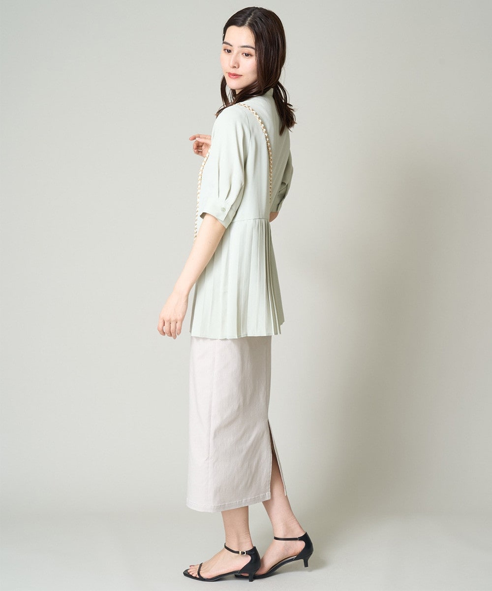 後ろ姿も抜かりない華やぎブラウス