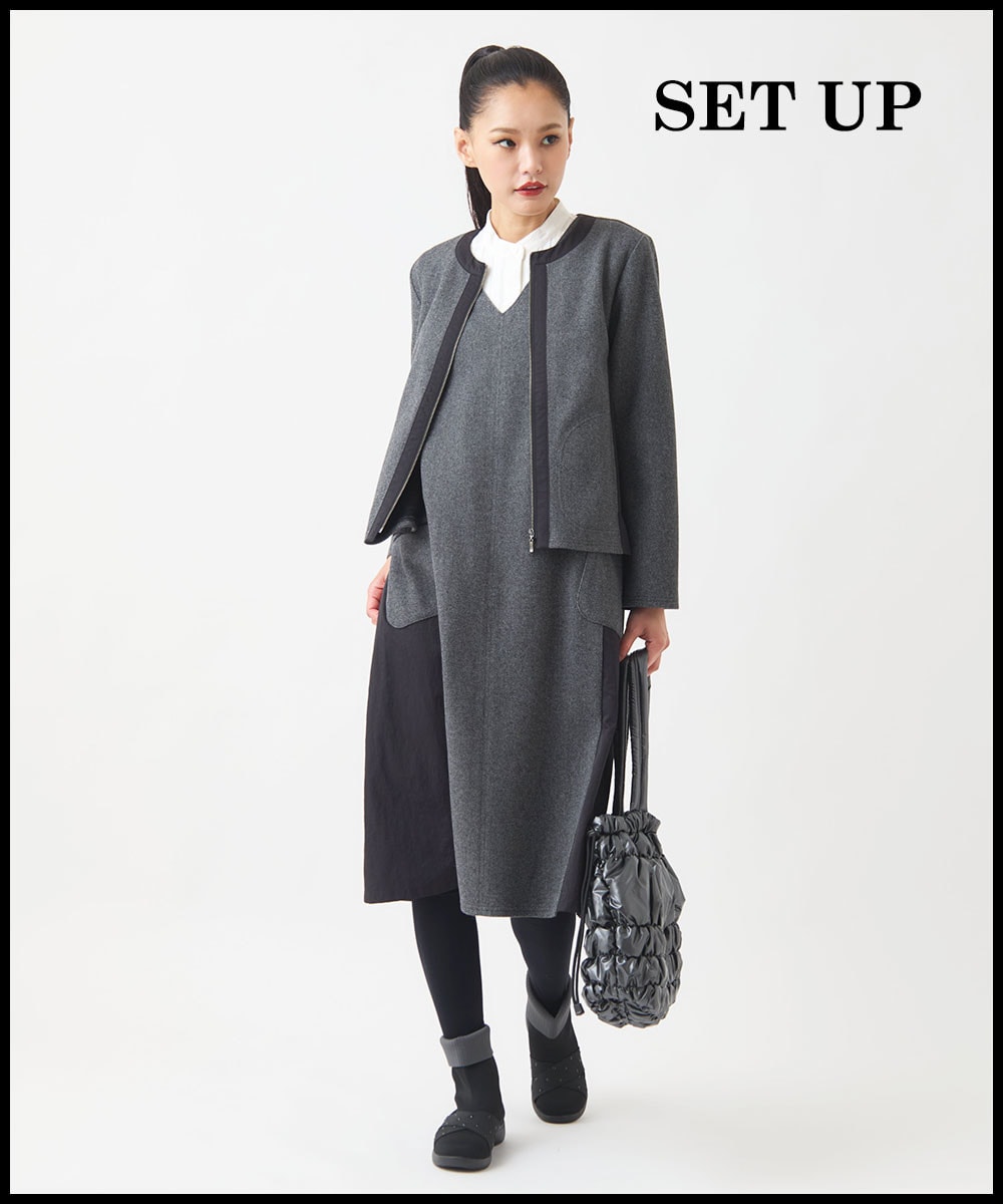 グレーのジャケットとセットアップジャンパースカート