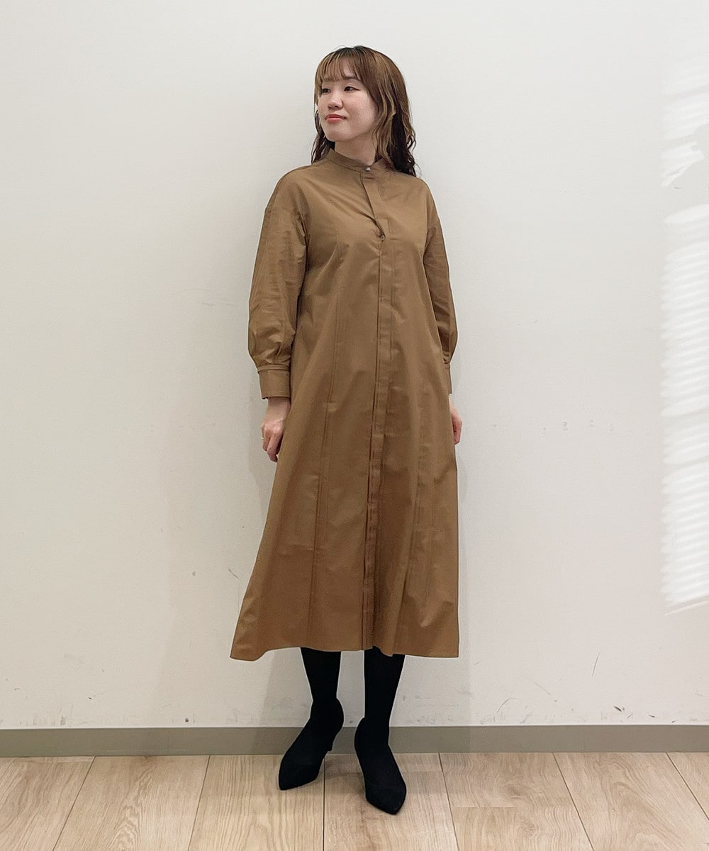 大人上品を引き寄せるベージュワンピース