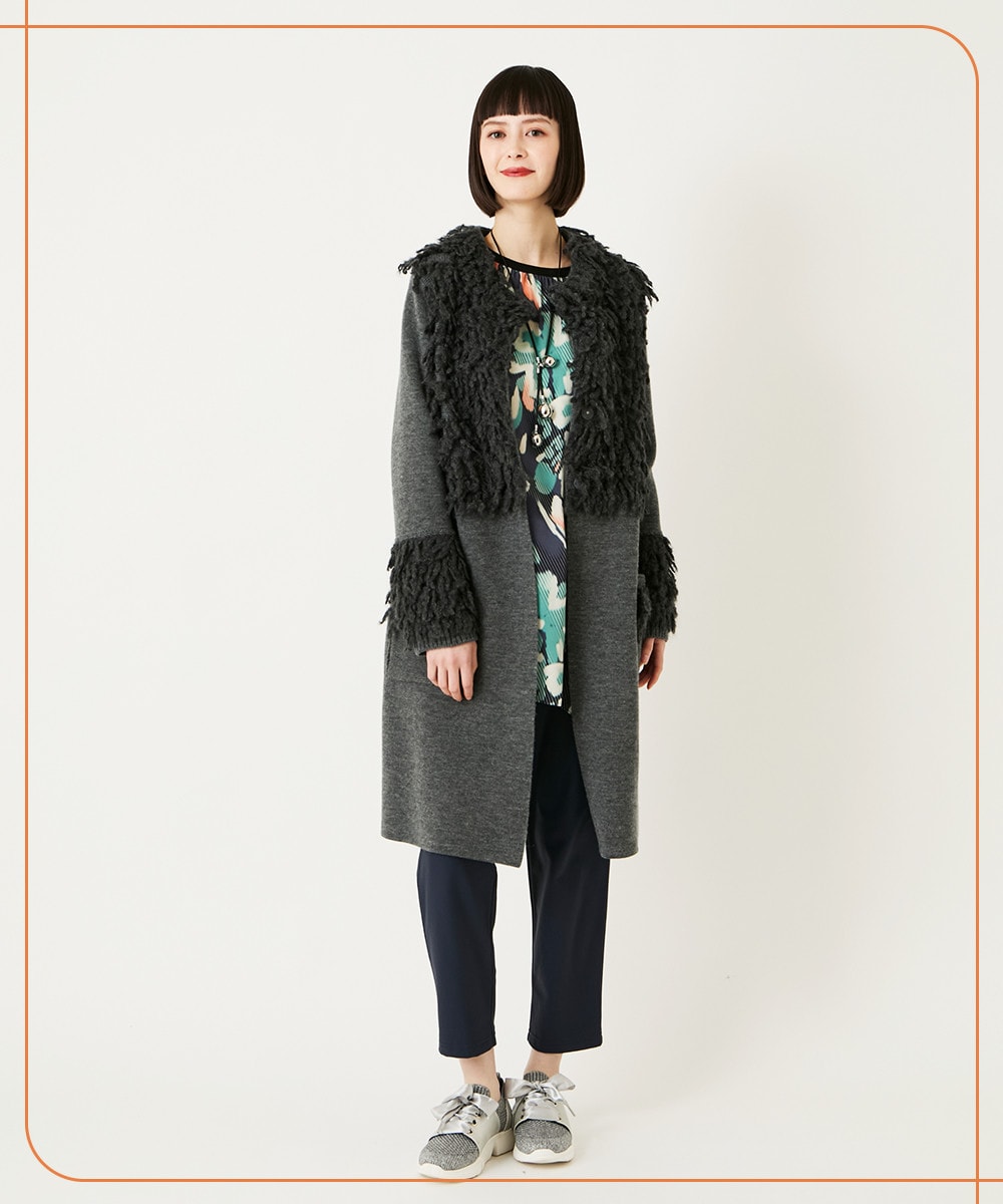 フラワープリントチュニックとジョガーパンツとニットコート