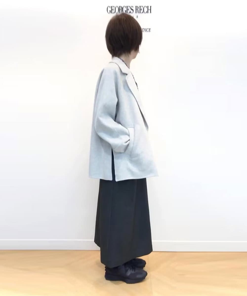 ほどよい丈感のミドル丈コート