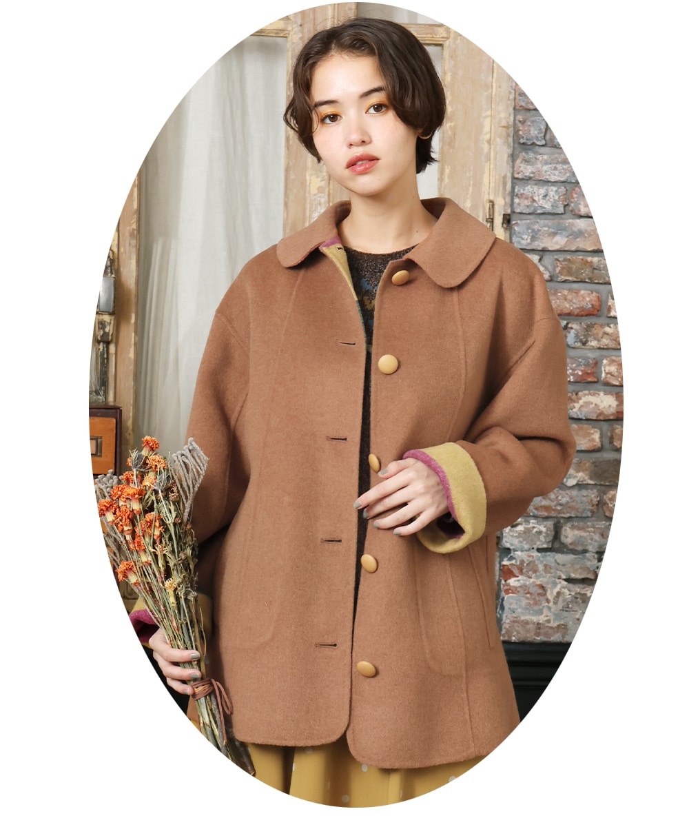 秋冬の人気アイテム！カラフルボーダーが目を引くミドル丈コート