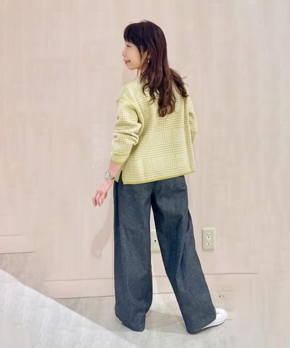 今っぽさを演出するデニムパンツ