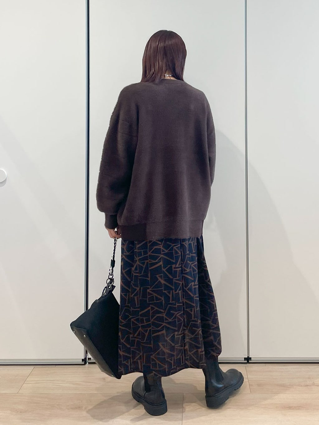 色と柄を重ねる、大人のレイヤードコーデ