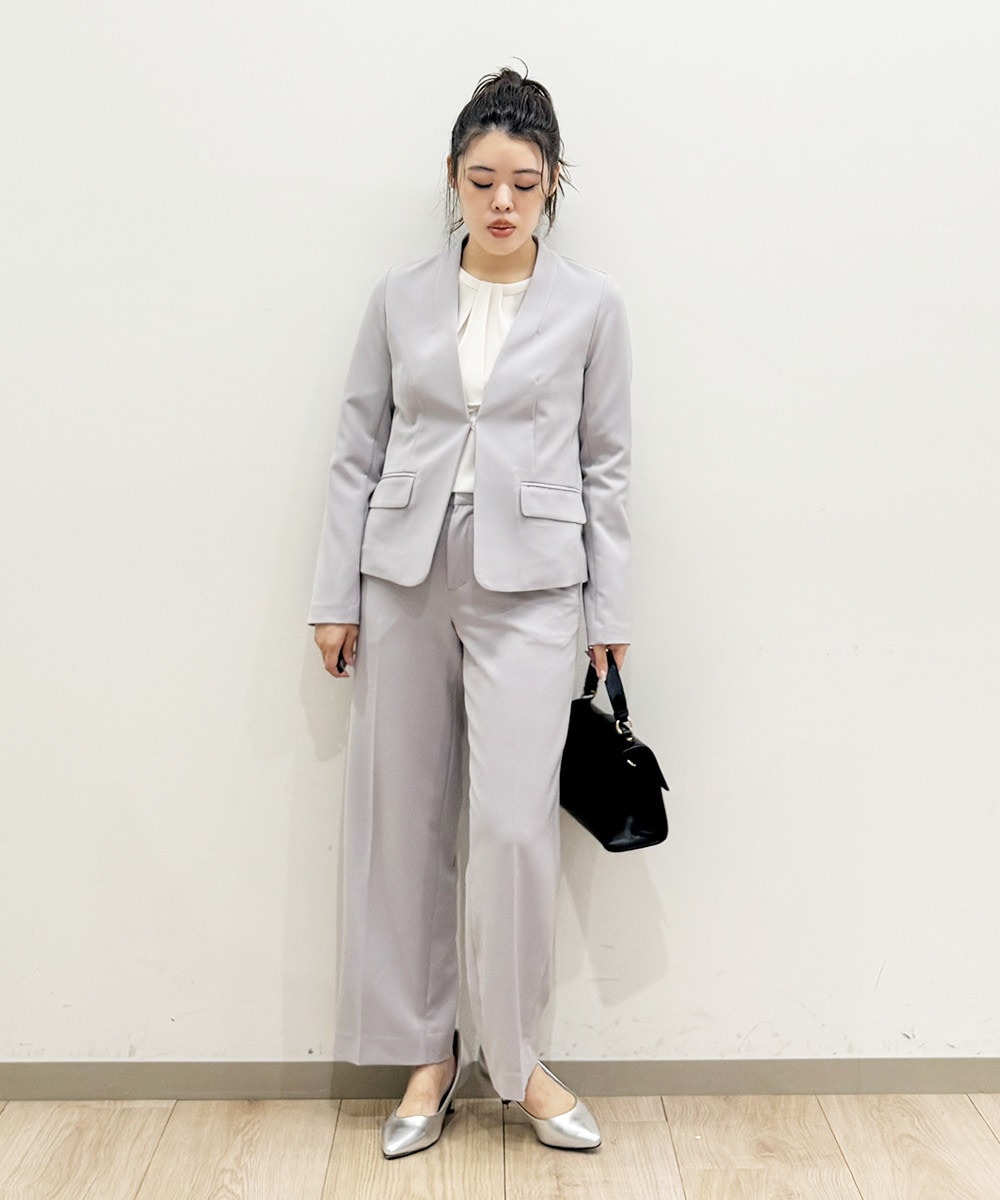 カチッとしたジャケットでスマートな着こなし