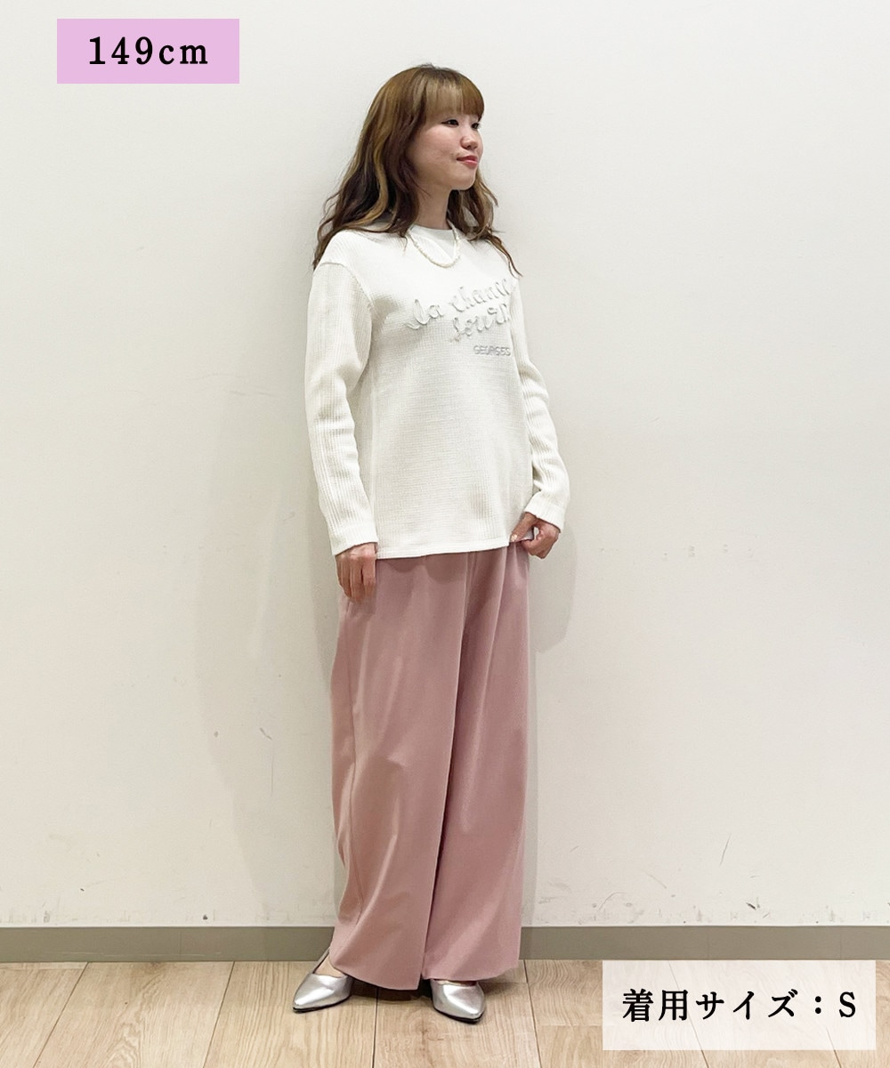 ラメ感のあるロゴ刺繍がポイント