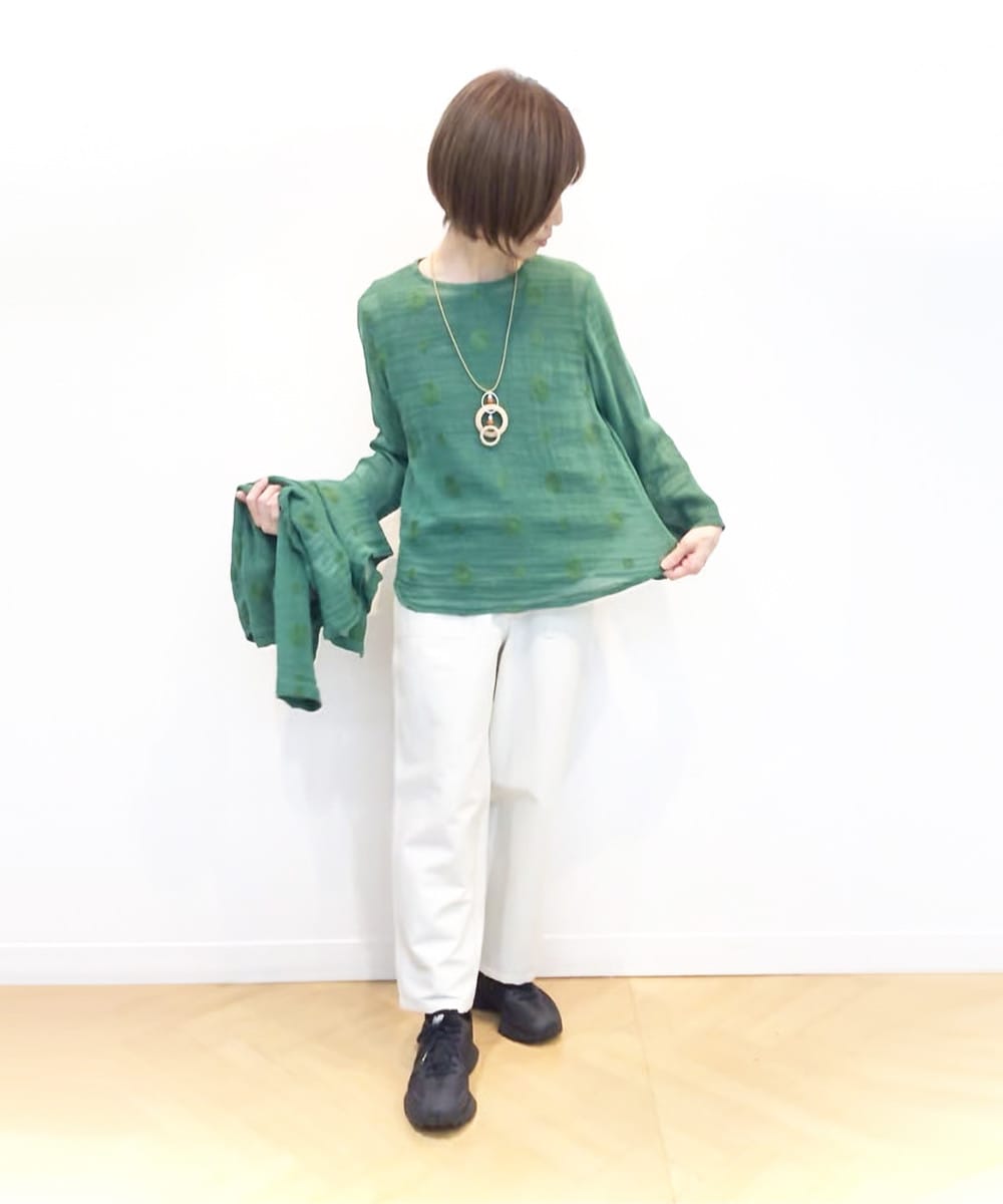 素材の魅力を活かしたドット刺繍ブラウス