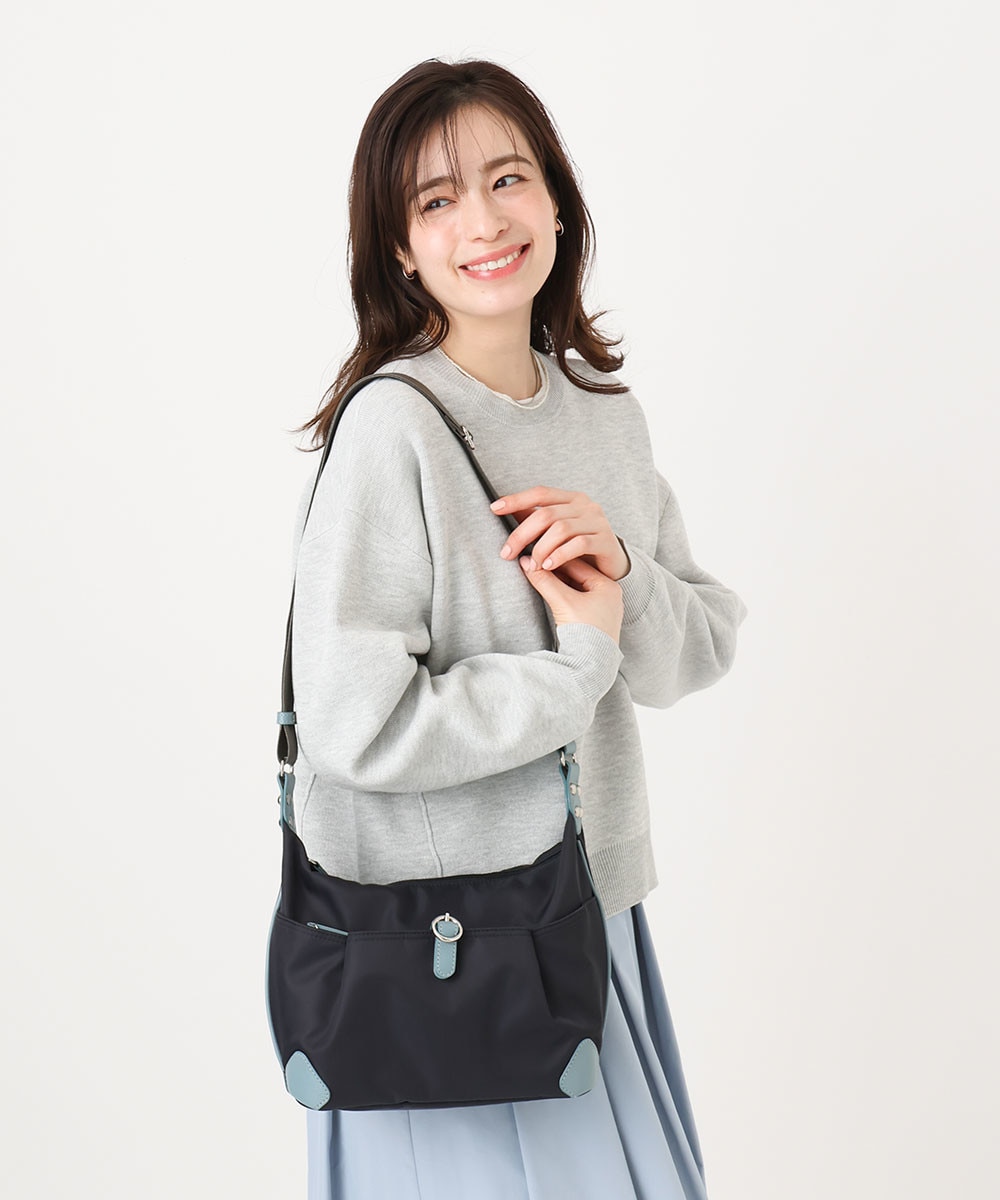 ベルトデザインが洒落たデザインのショルダーバッグ