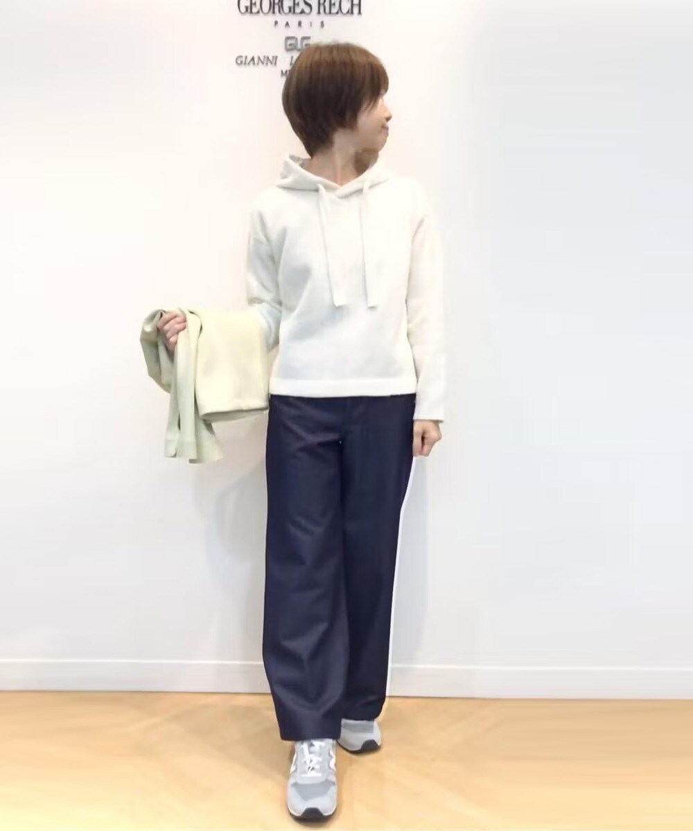 大人可愛いニットフーディー