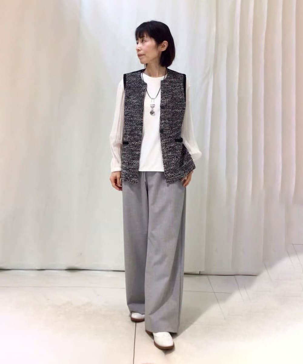 袖の程よい透け感が、大人の余裕漂う雰囲気に