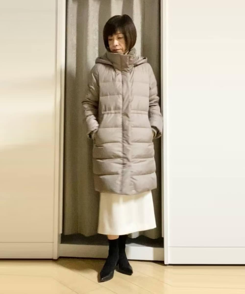 シンプルなデザインで長く愛用できるダウンコート