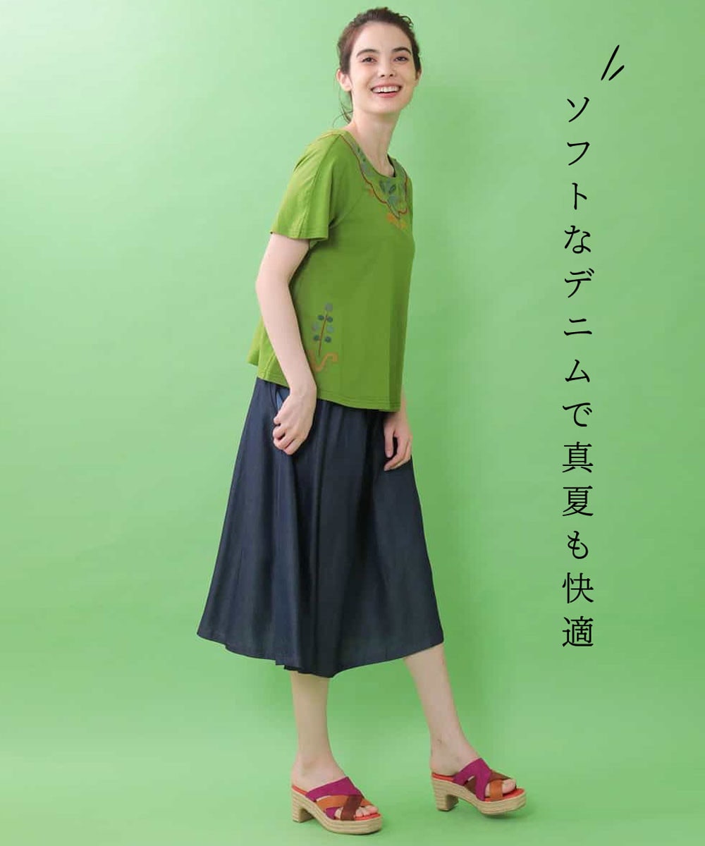 ホコモモラのデニム配色スカートを使ったコーディネート