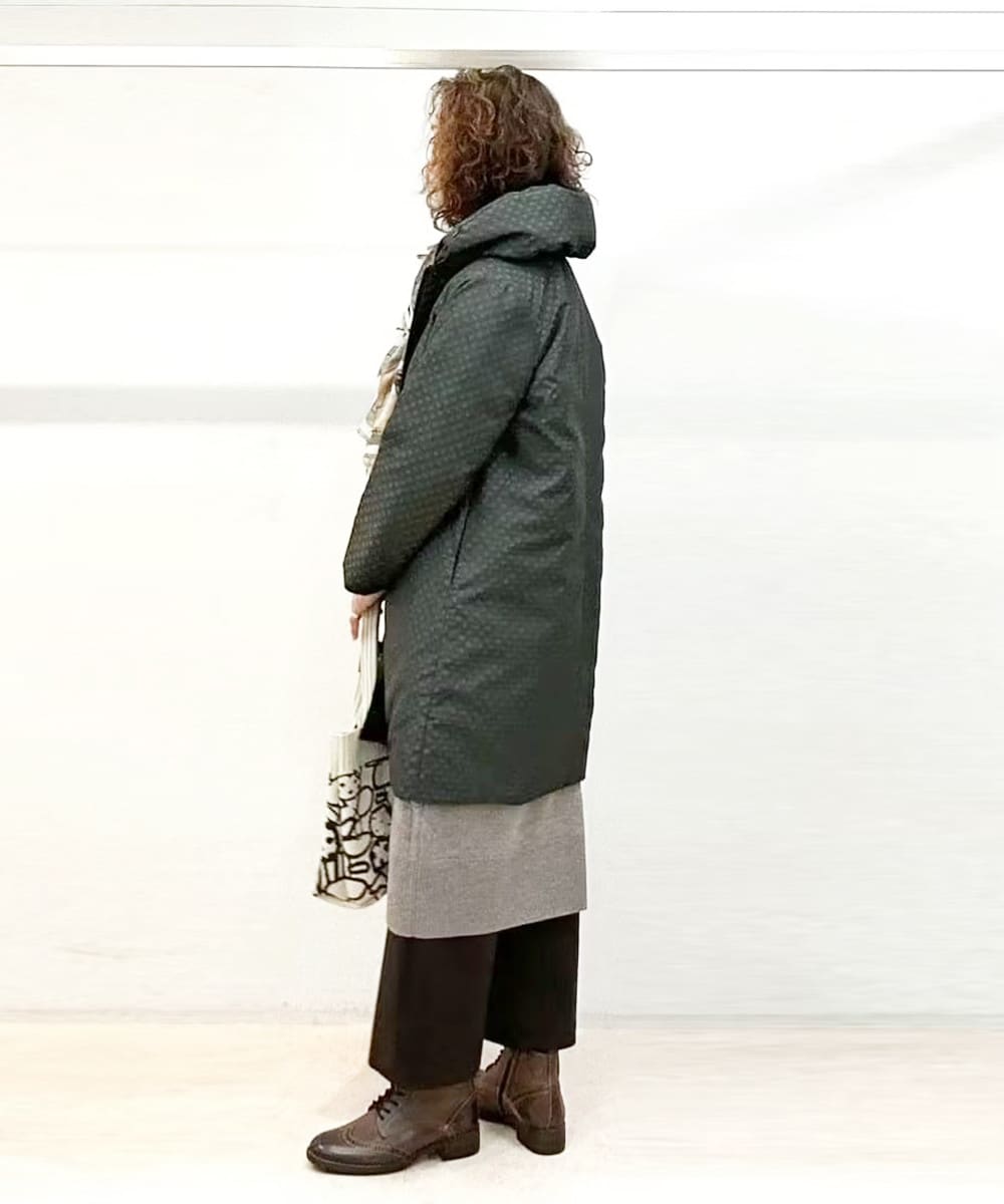 ドット柄が目を引くジャガードダウンコート