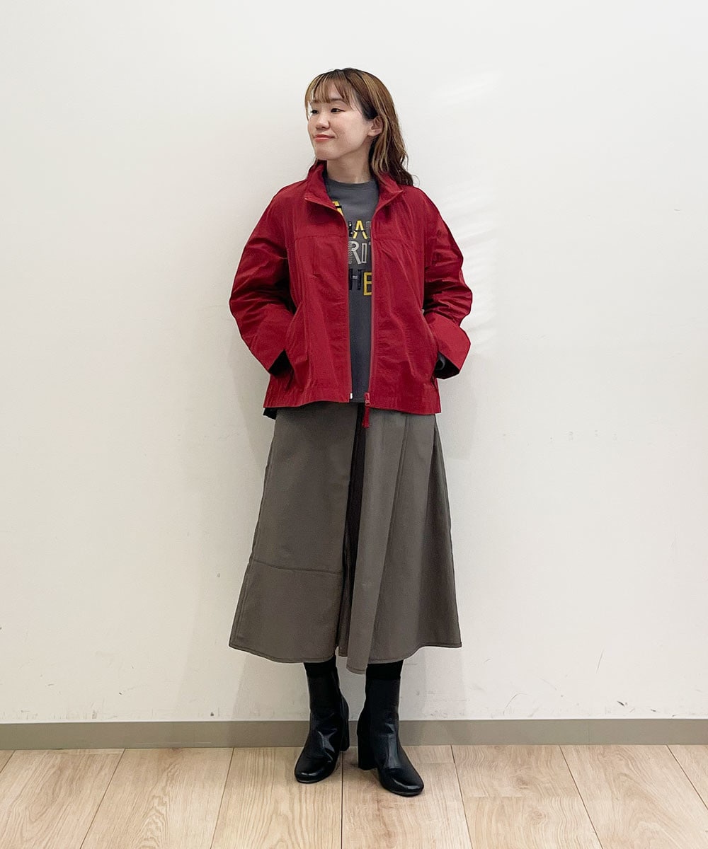 ステッチのデザインがアクセントのスカート