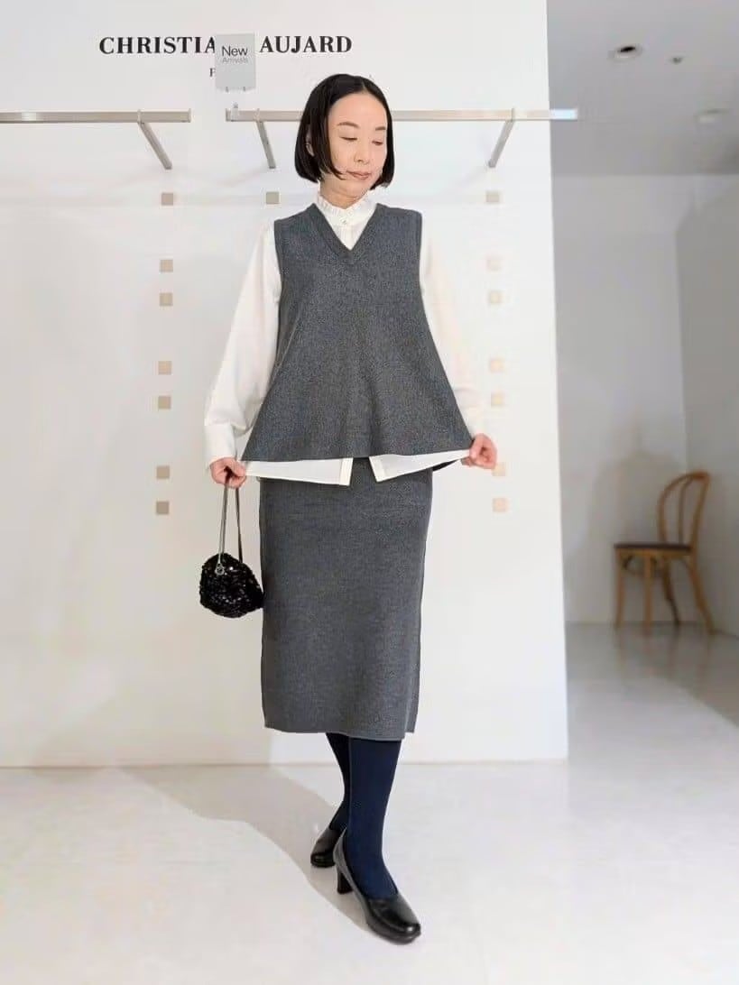 差し色は”肩掛け”で。