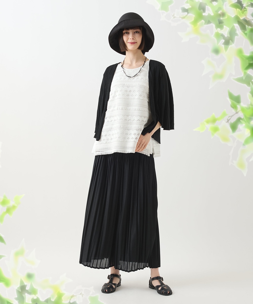 レースのカットソーとプリーツパンツ