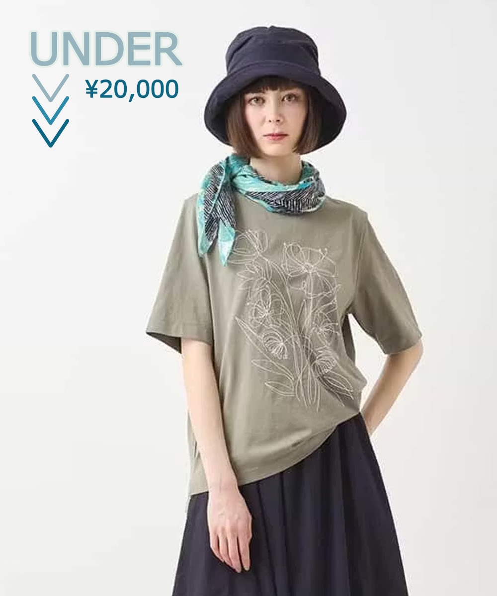 カーキのT-シャツ