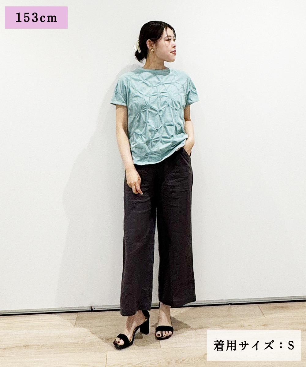 軽やかでリラクシーな大人カジュアルな一着