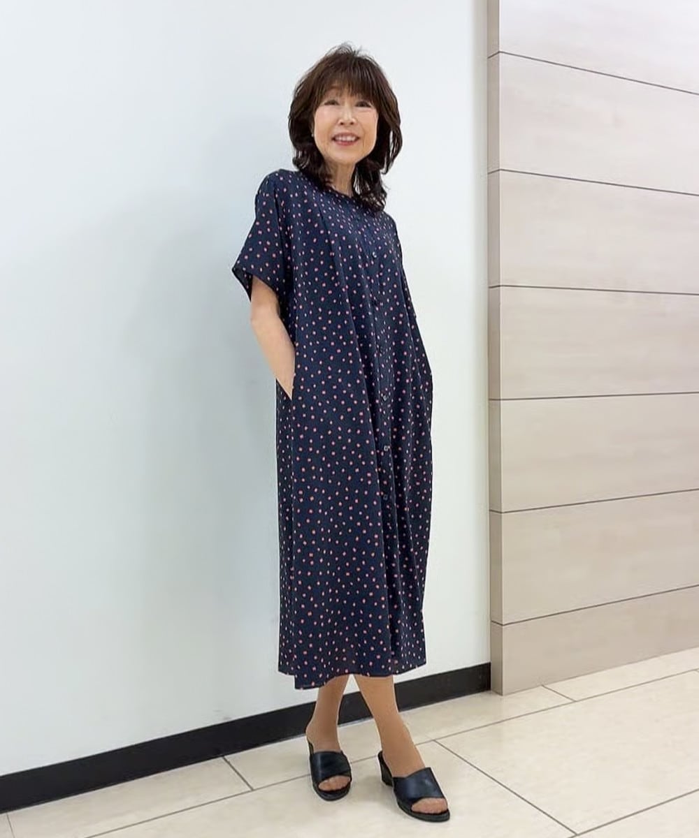 甘くなりすぎないスクエアドット柄のワンピース