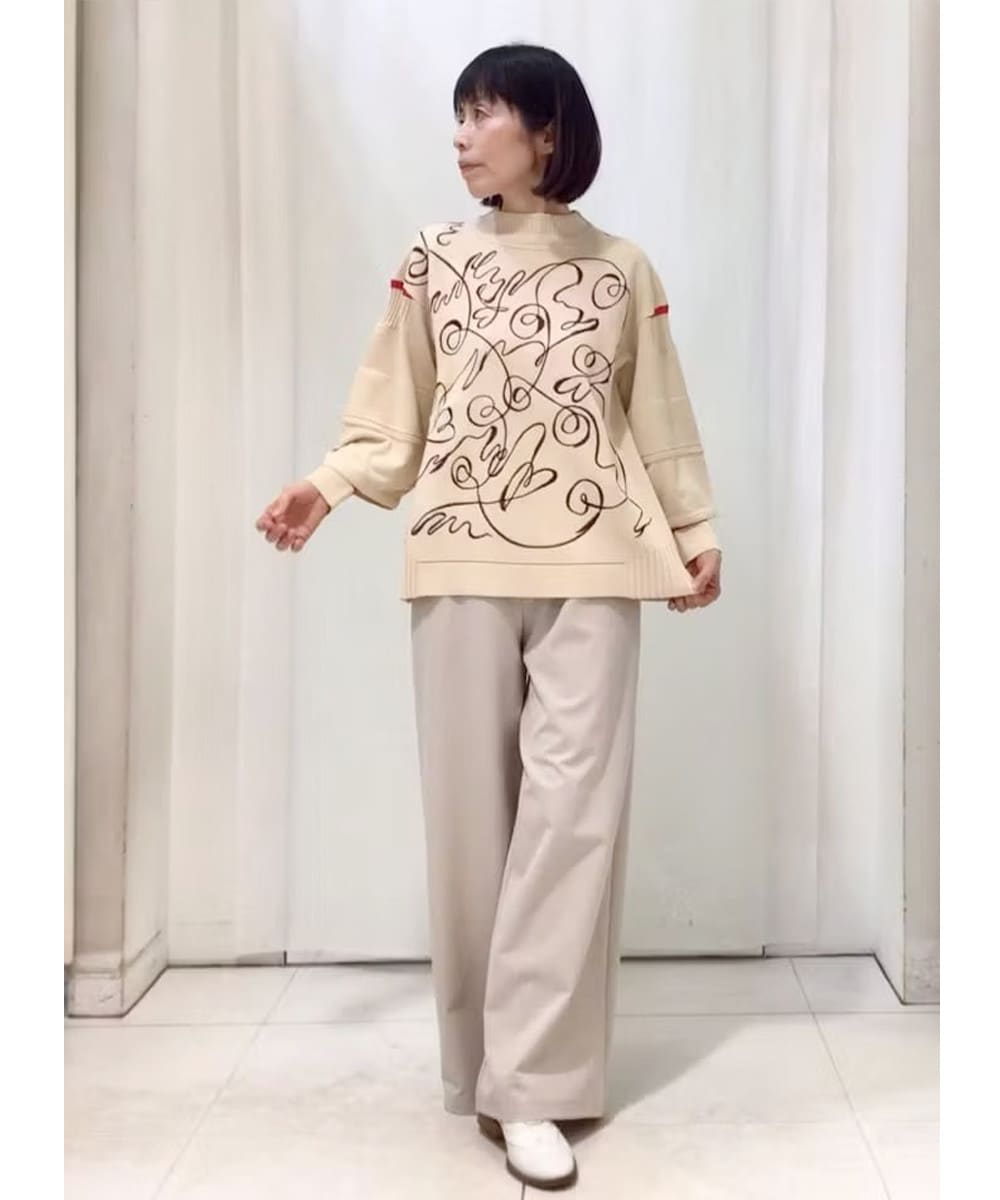 刺繍が目を引くニットプルオーバー