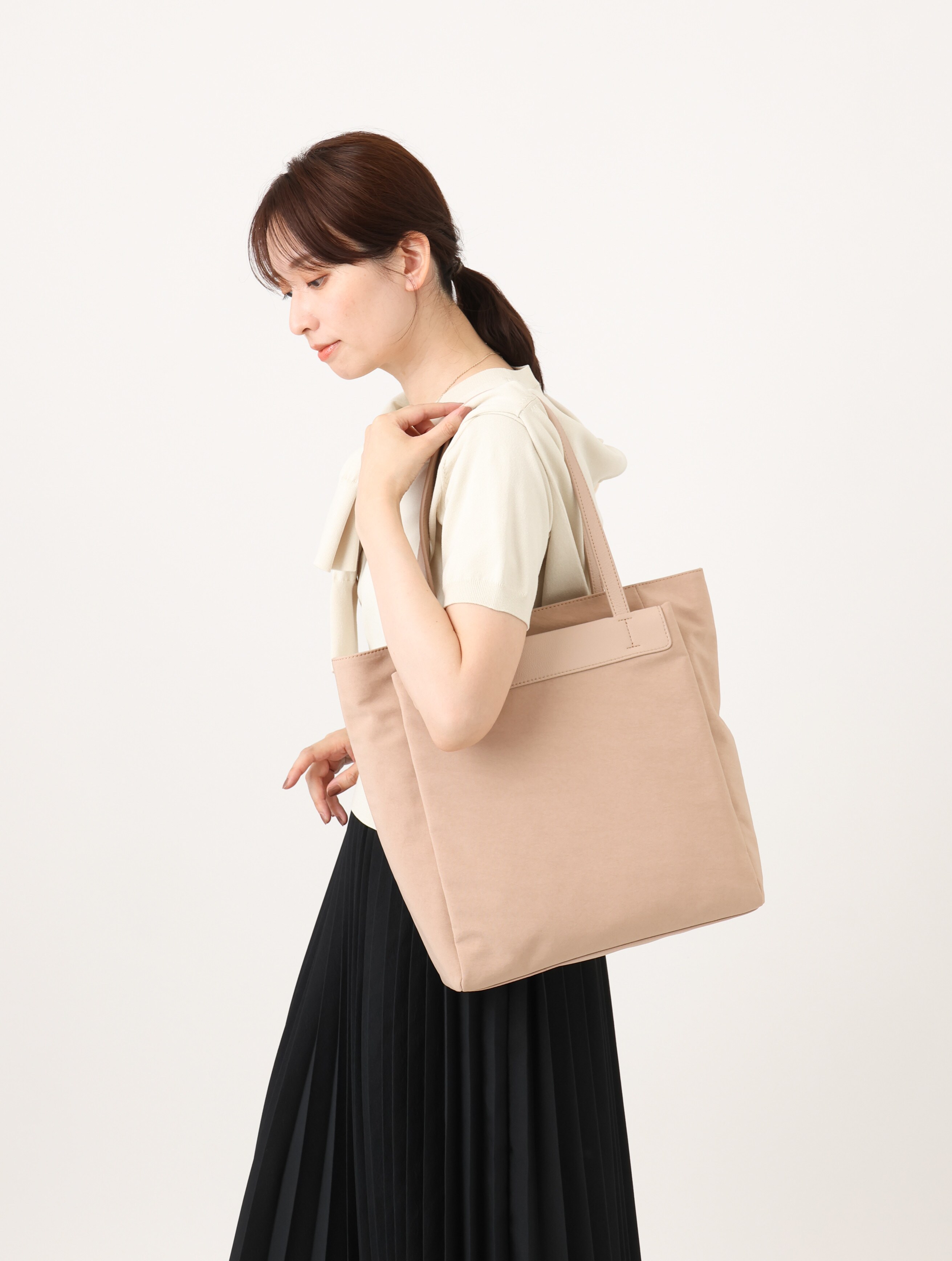 ナイロン×レザーでカジュアルさの中に上質感を