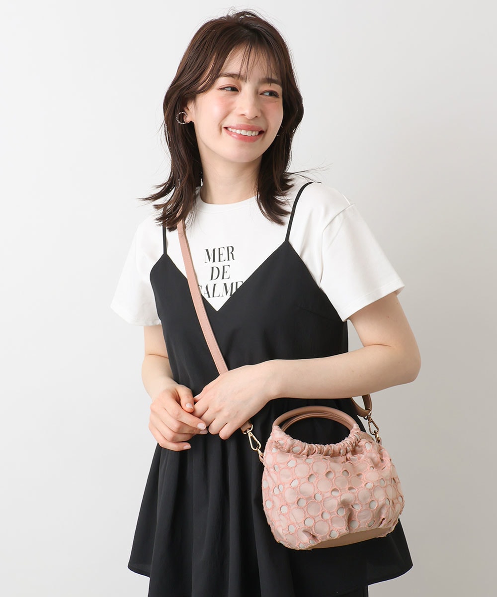 コンパクトなレースバッグの大人かわいいお出かけコーデ