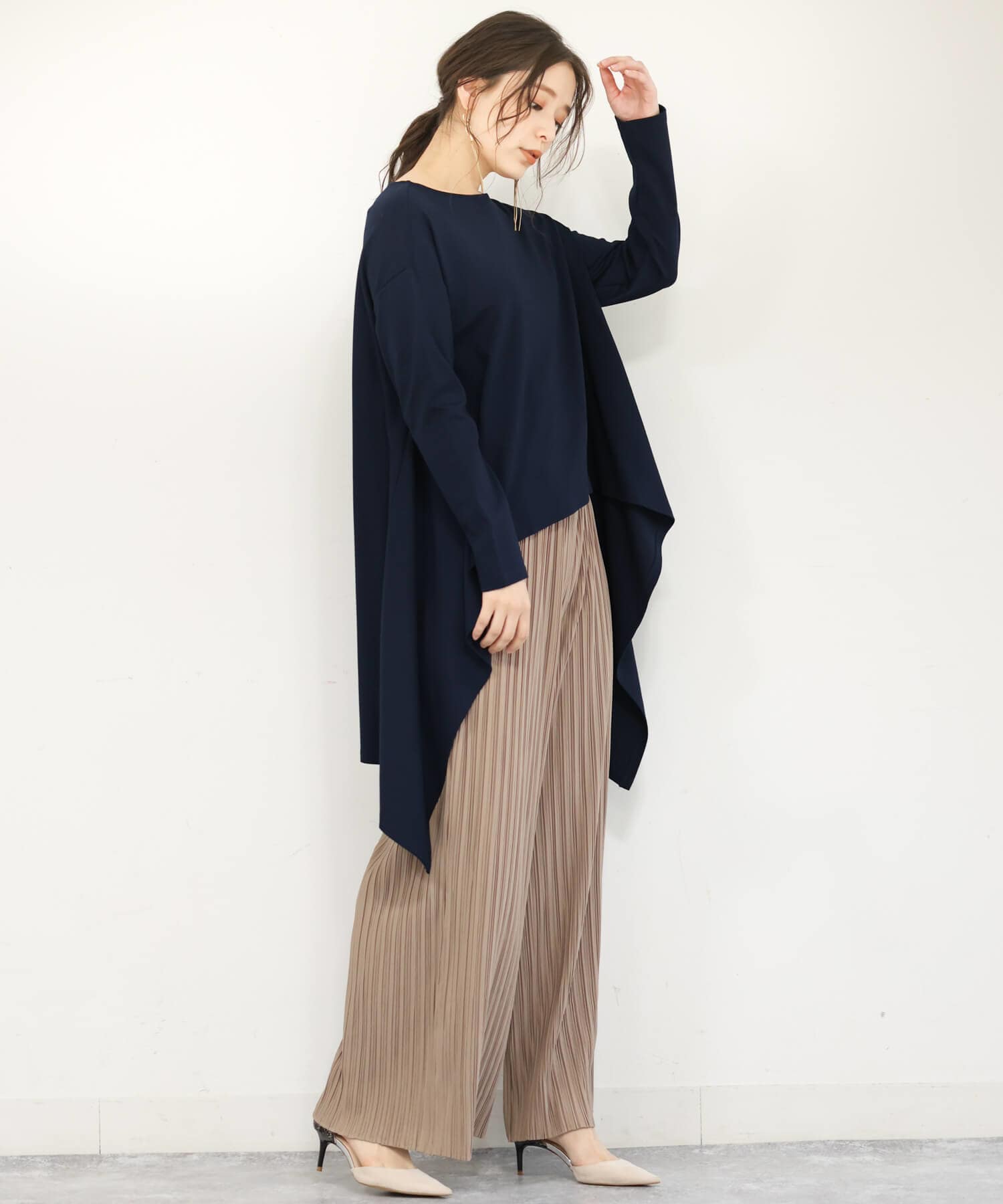 MK ミッシェルクランのバックテールカットソーチュニックを使ったコーディネート パンツ合わせ