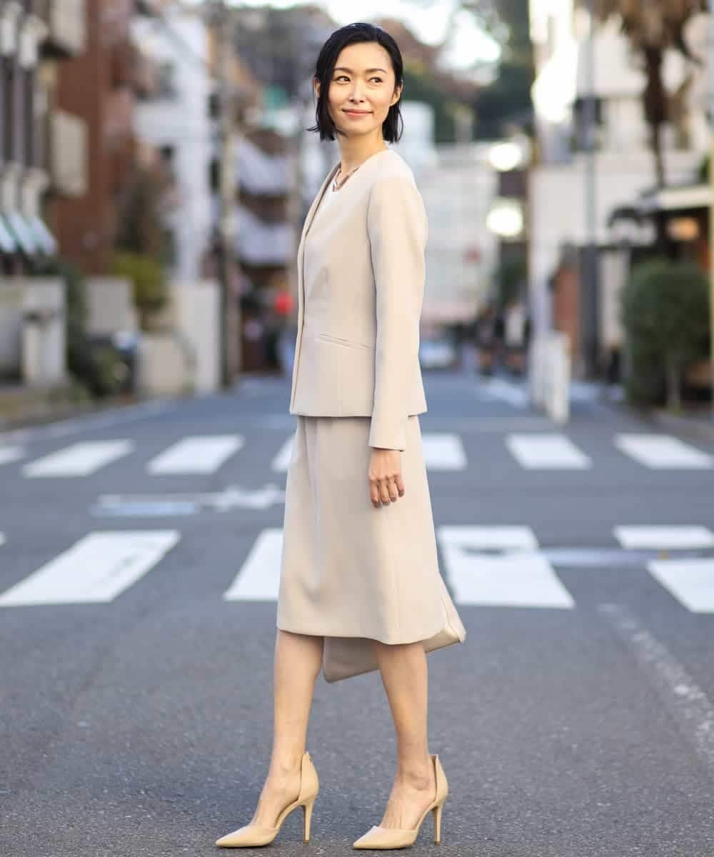 ミッシェルクラン オフホワイトのストレッチスカートセットアップコーディネート 2