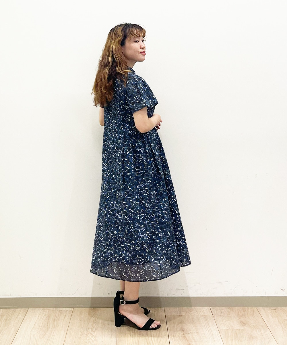 ほどよい華やかさが魅力の小花柄ワンピース