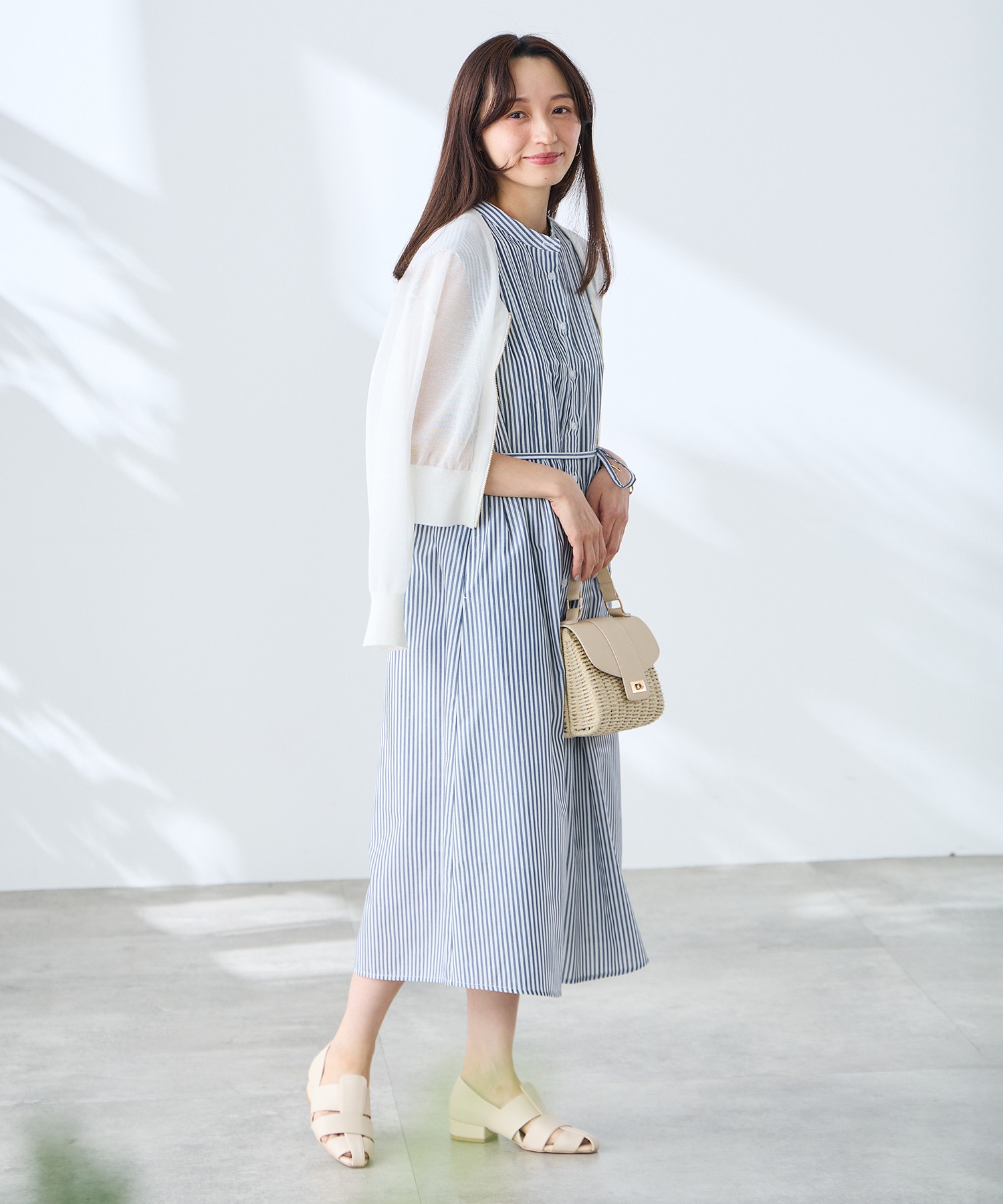 ワンピースと好相性なすっきりカーデ