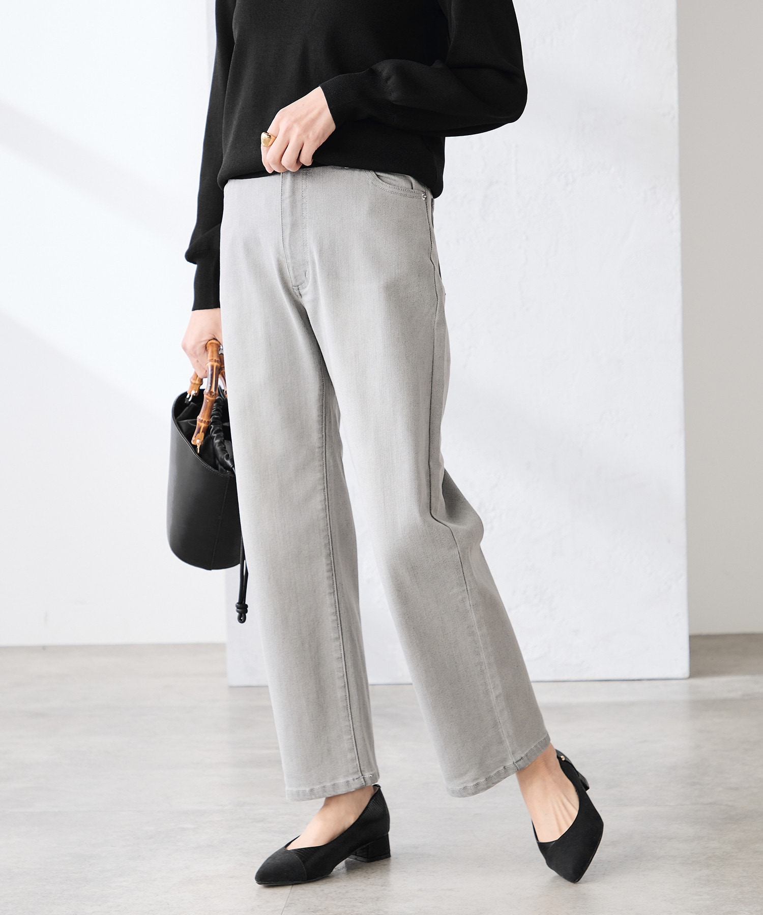 きれいめトップスとも合う大人グレー