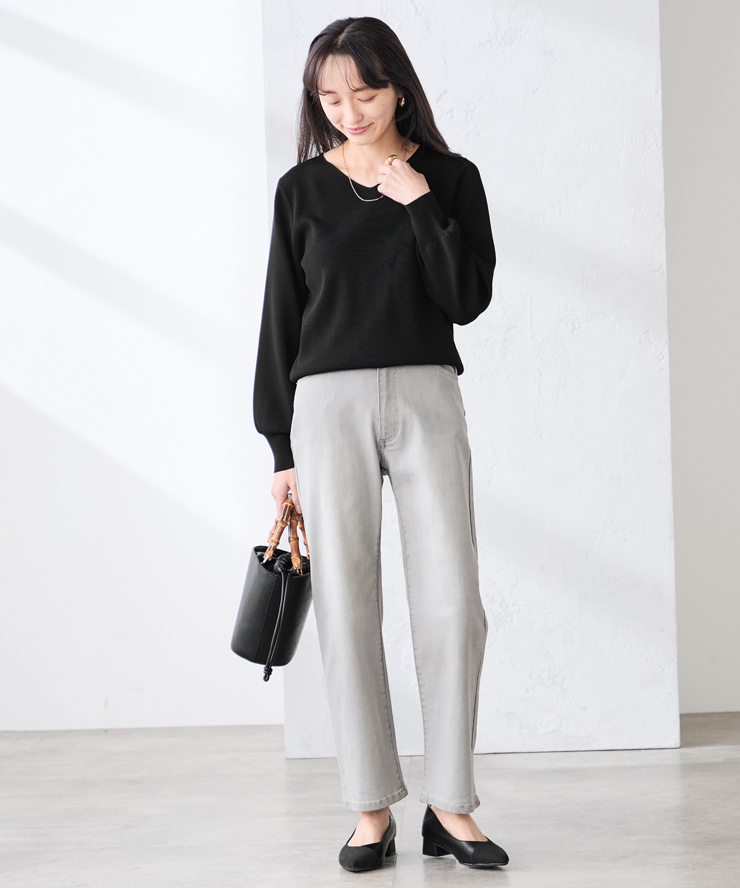 きれいめトップスとも合う大人グレー