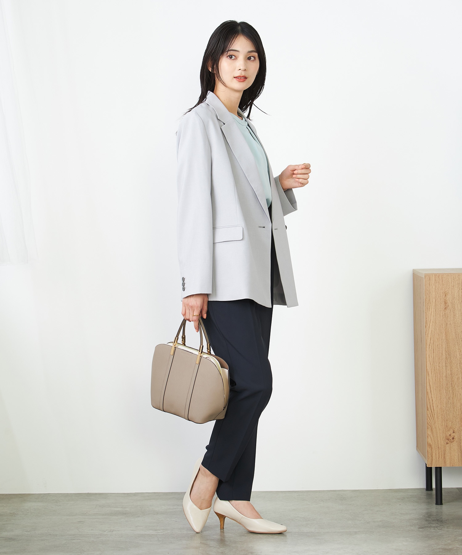 アー・ヴェ・ヴェのジャケット×ワイドパンツコーデ