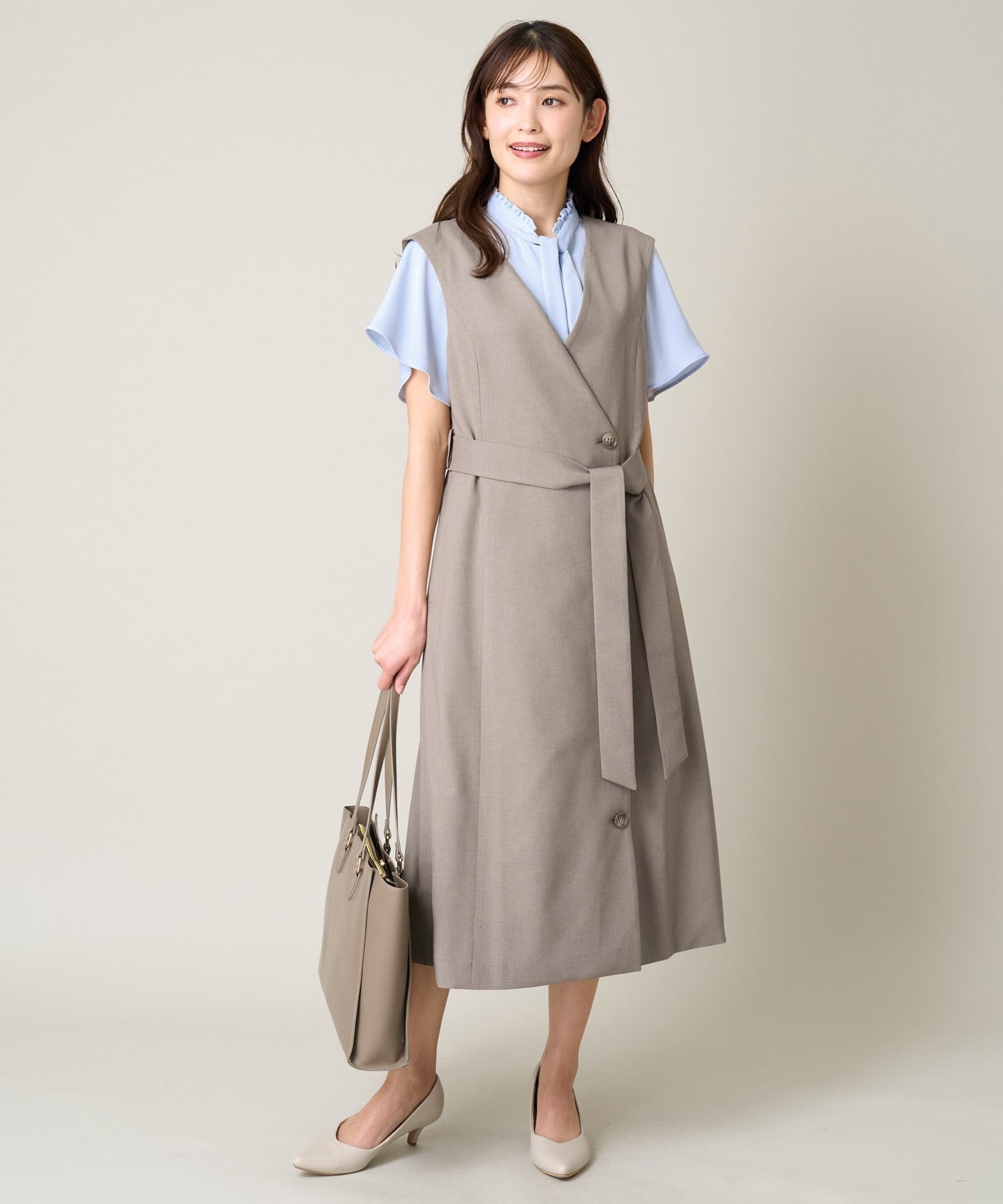 アー・ヴェ・ヴェのオックスストレッチロングジレ/ワンピースを使ったコーディネ―ト 1