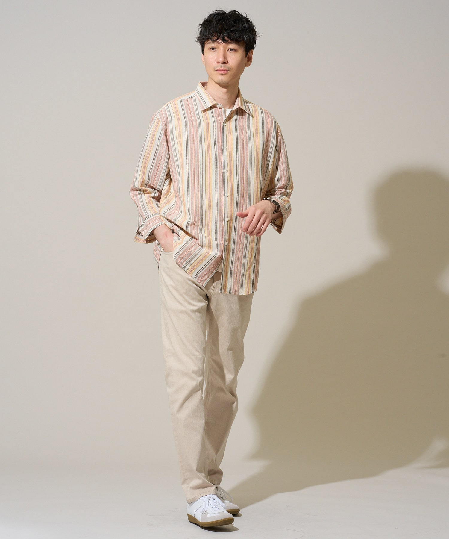 春は、ストライプを羽織るだけ。