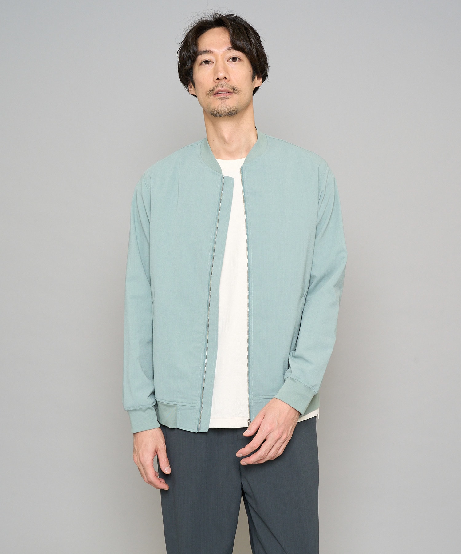 軽やかに差がつく、大人のミントブルゾン