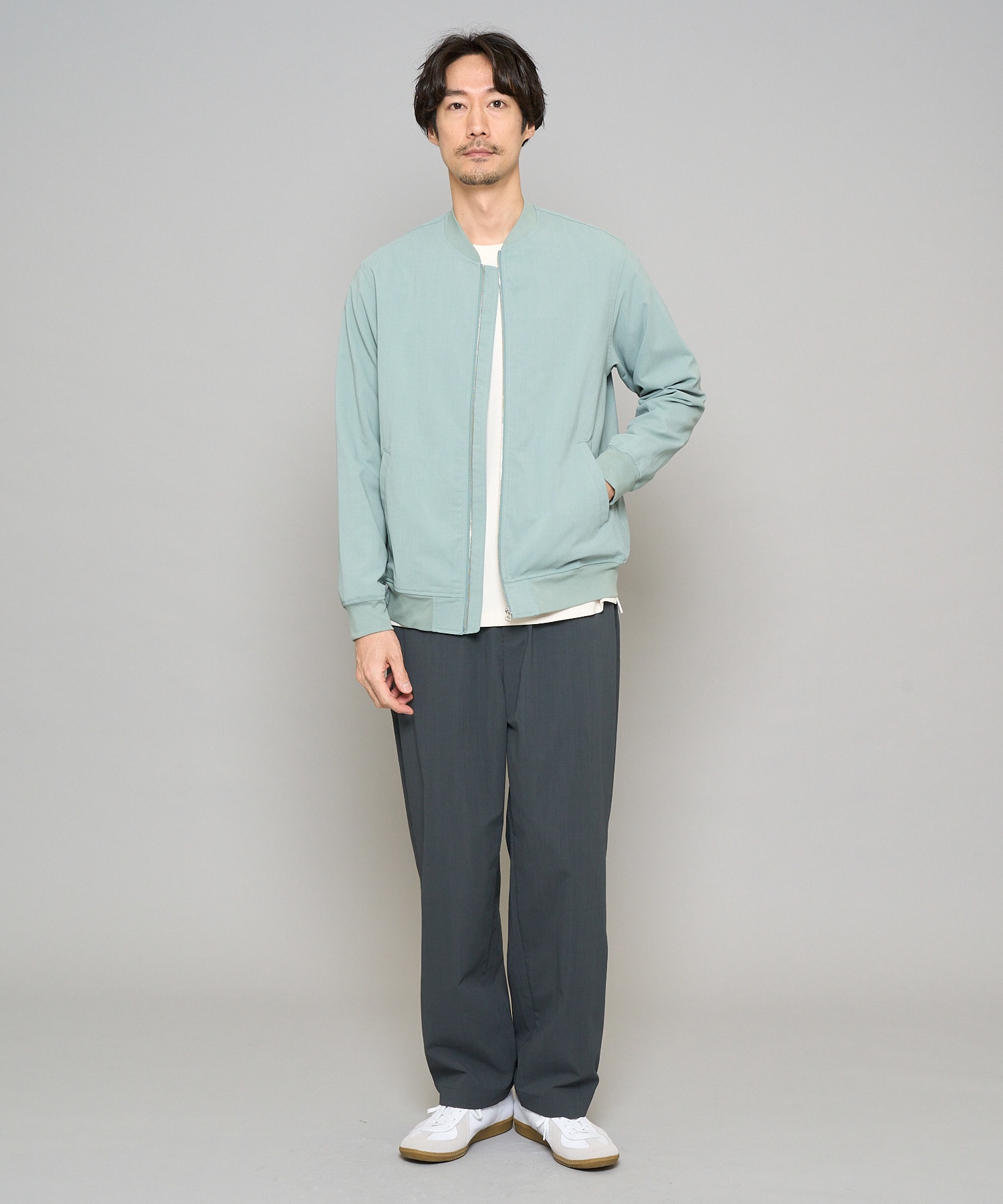 軽やかに差がつく、大人のミントブルゾン