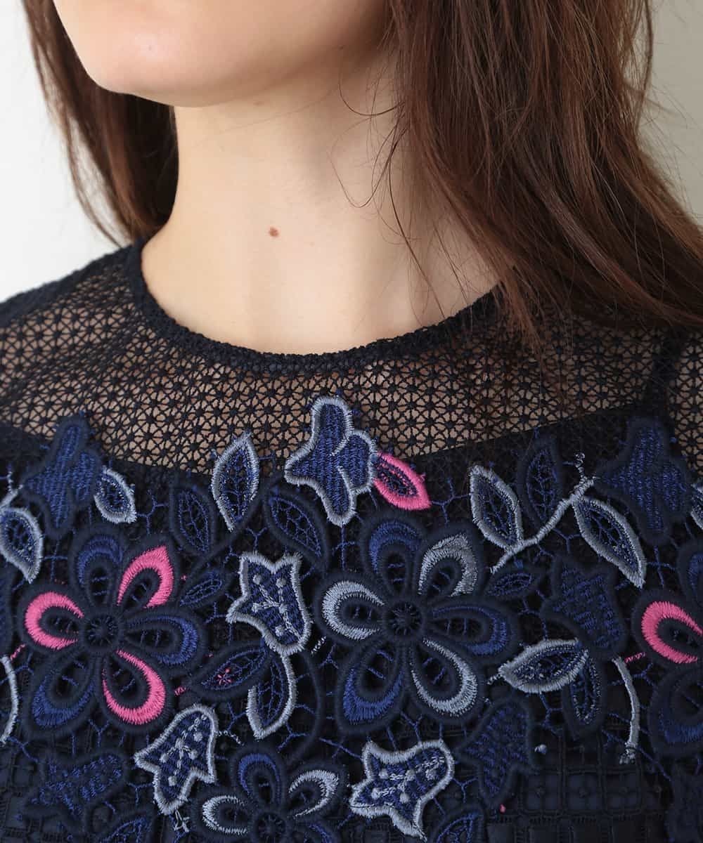 タラ ジャーモンの刺繍レースブラウス画像