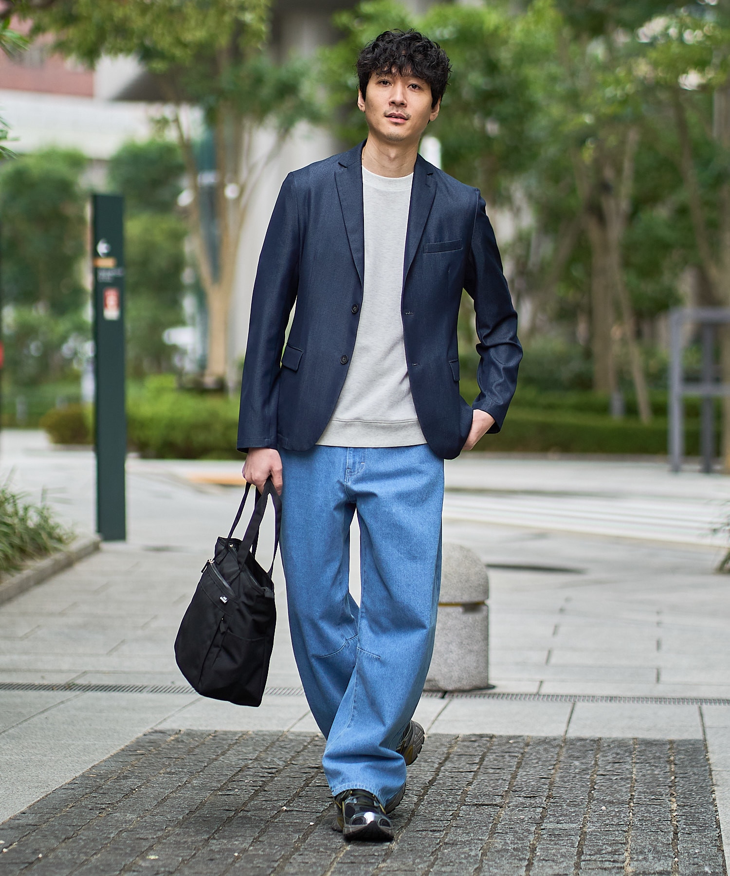 横顔まできれいに見せる、“ちょうどいい”デニムワイド