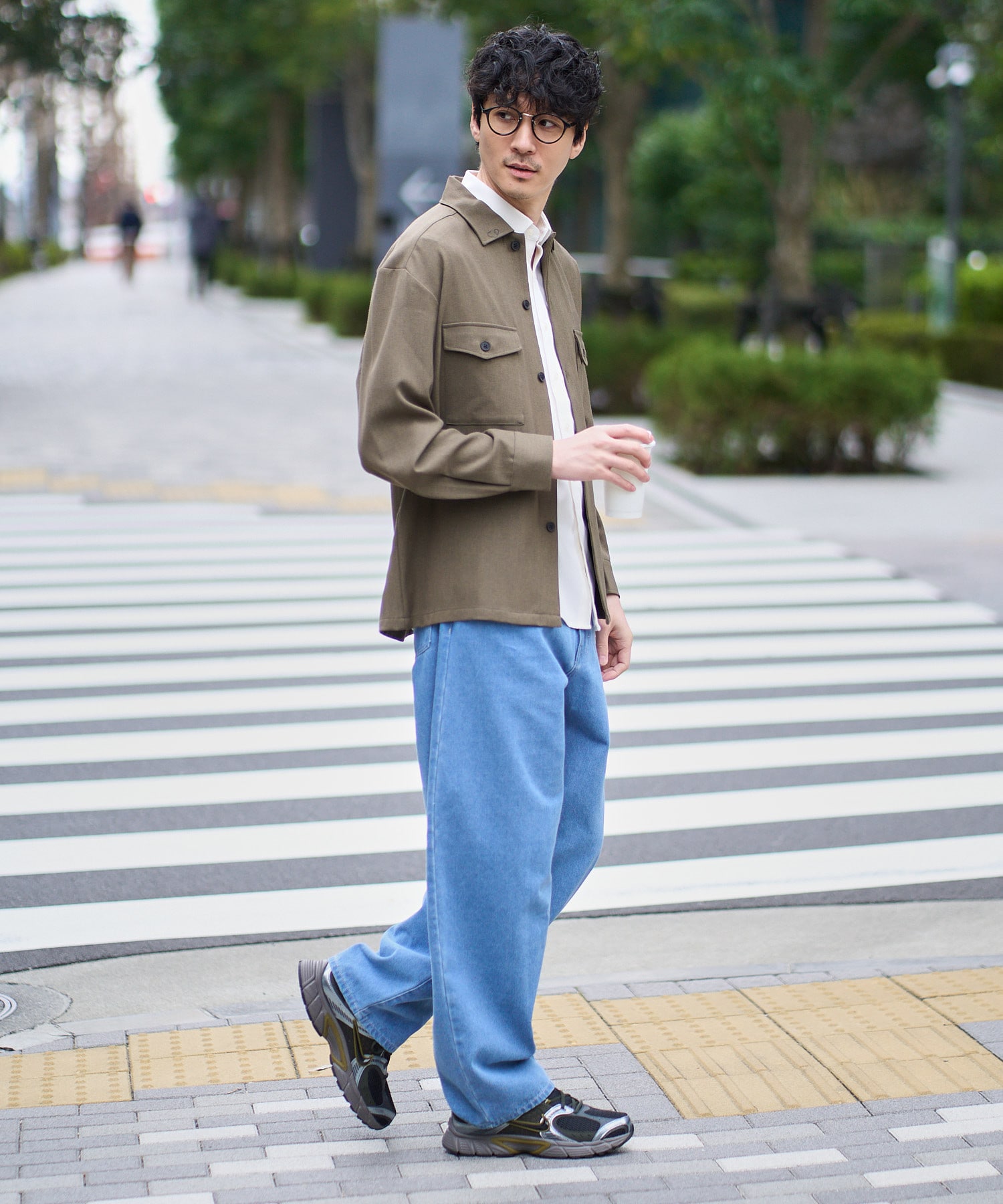 横顔まできれいに見せる、“ちょうどいい”デニムワイド