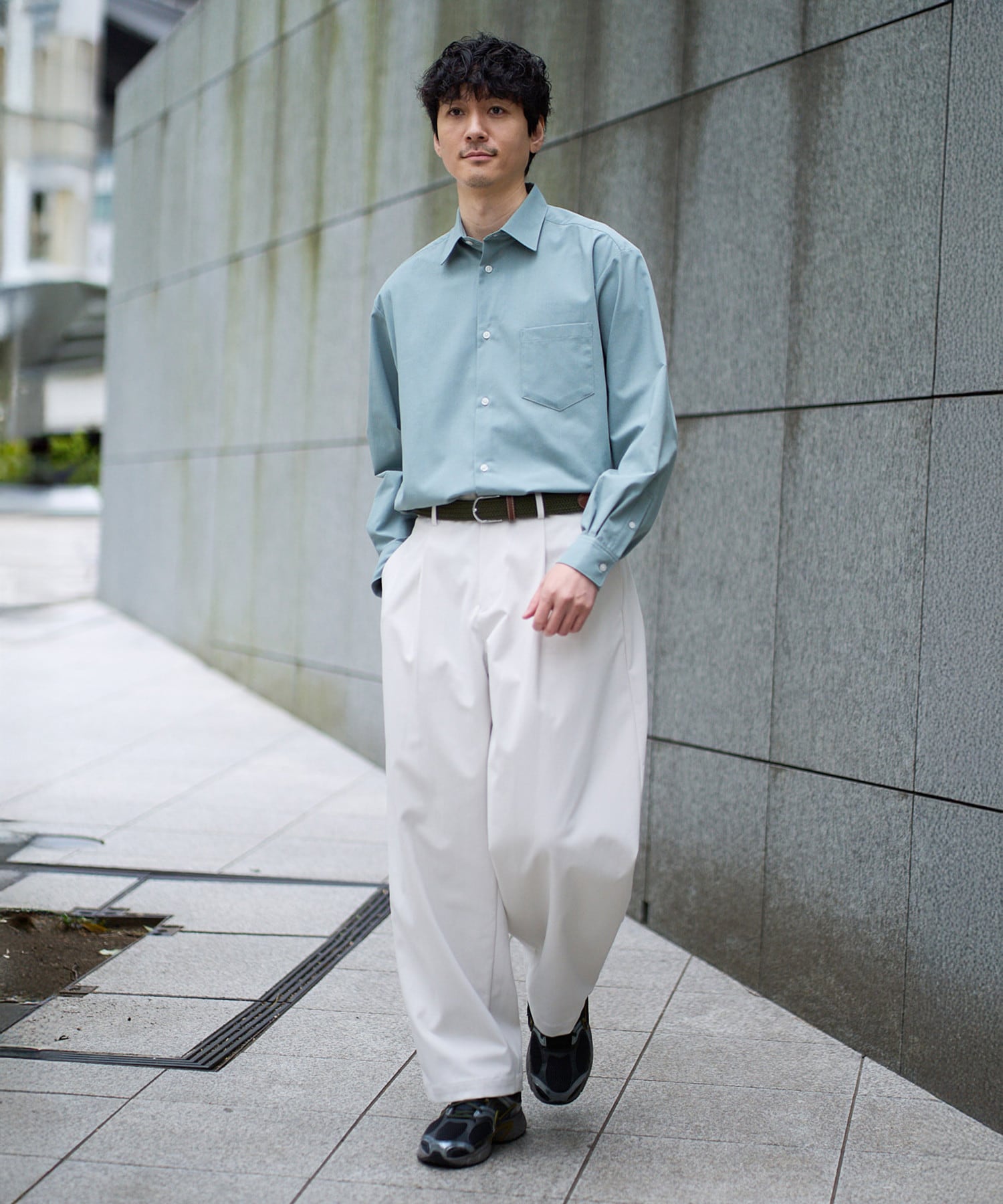 一気に春顔になれる白パンツ