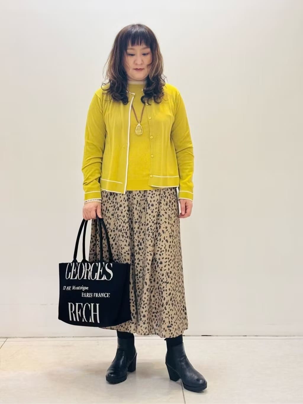 黄色が主役の、暖かレイヤードスタイル