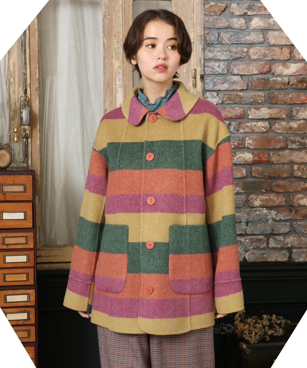 秋冬の人気アイテム！カラフルボーダーが目を引くミドル丈コート